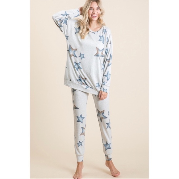 Extremely Soft Viamor Grey w/ Star Print Top - Picture 8 of 8